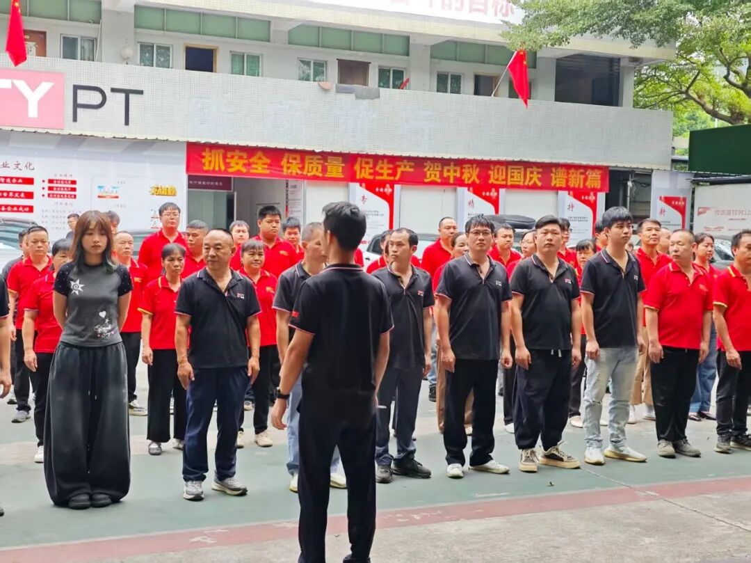 红衣列队