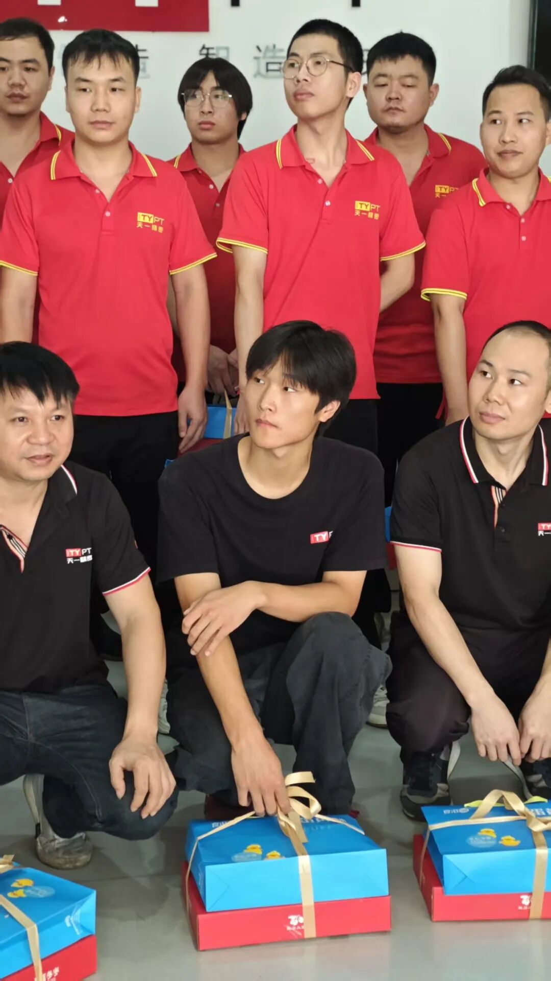 班组坐姿合影