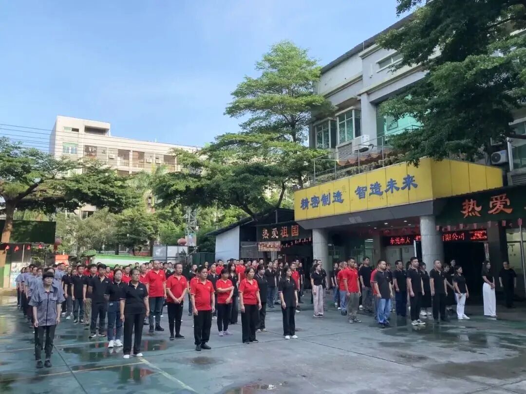 老兵之家门口合影